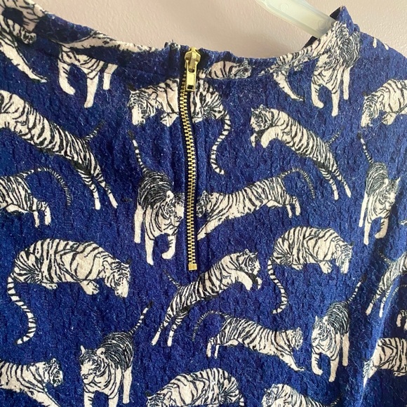 Women long sleeve top navy blue with tiger prints - Picture 3 of 5